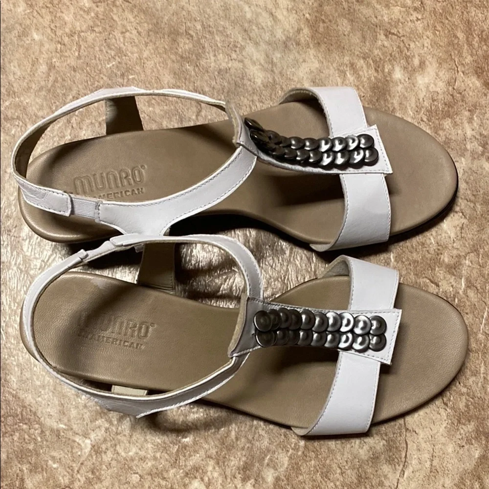 Munro White & Silver Size 8W Sandals with Cushioned Footbed Summer